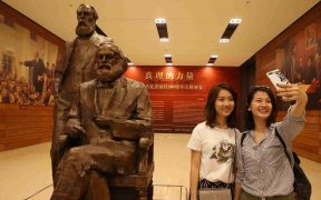 التمسك بروح الماركسية في الصين بواسطة وانغ لي